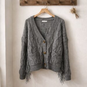 Chaqueta de punto gris con flecos en las mangas